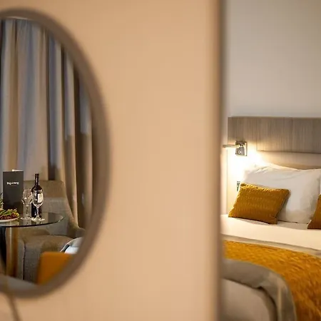 The Samuel Hotel, Centre