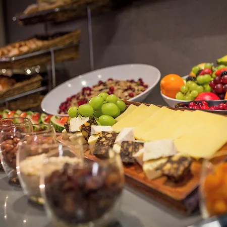 The Samuel Hotel, Centre